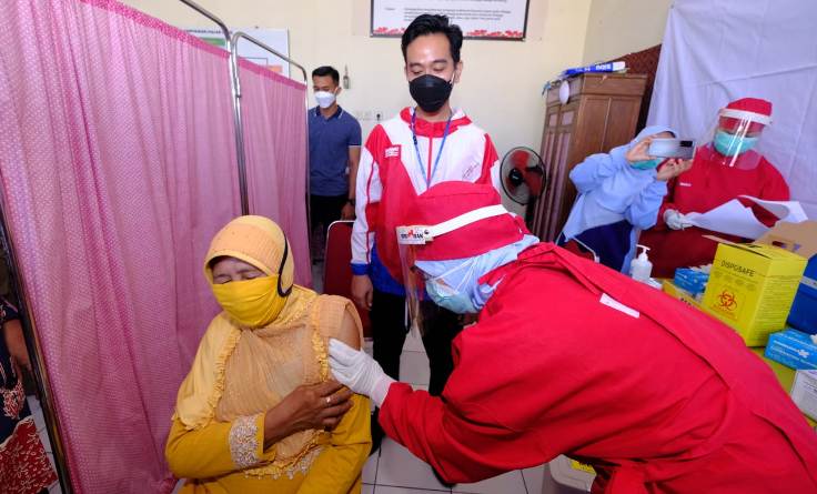 Gibran Tinjau Vaksinasi Covid-19  di  Pasar Gede Solo 