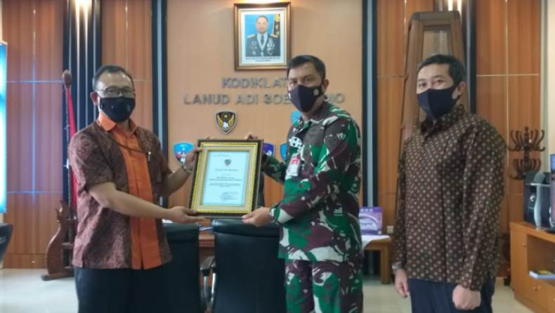 title Perhutani Surakarta Terima Penghargaan dari Lanud Adi Soemarmo Perhutani Surakarta Terima Penghargaan dari Lanud Adi Soemarmo