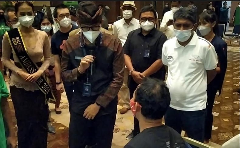 title Sandiaga Uno Cek Pusat Vaksin untuk Pekerja Pariwisata di Nusa Dua Bali Sandiaga Uno Cek Pusat Vaksin untuk Pekerja Pariwisata di Nusa Dua Bali