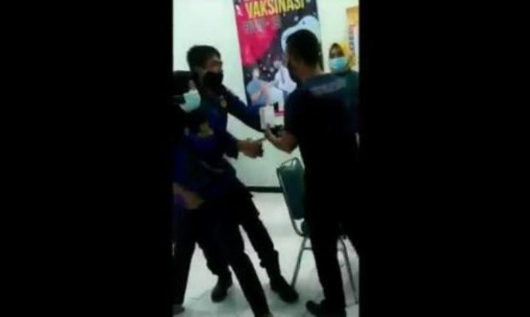 Tingkah Kocak Anggota Damkar Kendal saat Divaksin Covid: Takut Jarum hingga Cubit Nakes