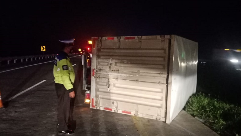 Diduga Pecah Ban, Truk Boks Terbalik di Tol Cipali, 1 Luka