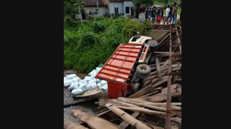 Truk Muatan Benih Padi Terguling, Jembatan Kedaung Rusak Tak Bisa Dilewati