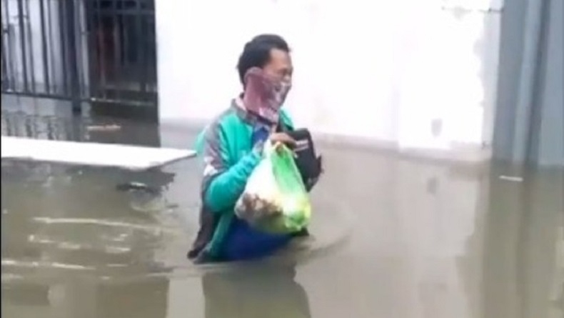 Viral, Driver Ojol Nekat Terobos Banjir Sepinggang di Semarang Antar Makanan