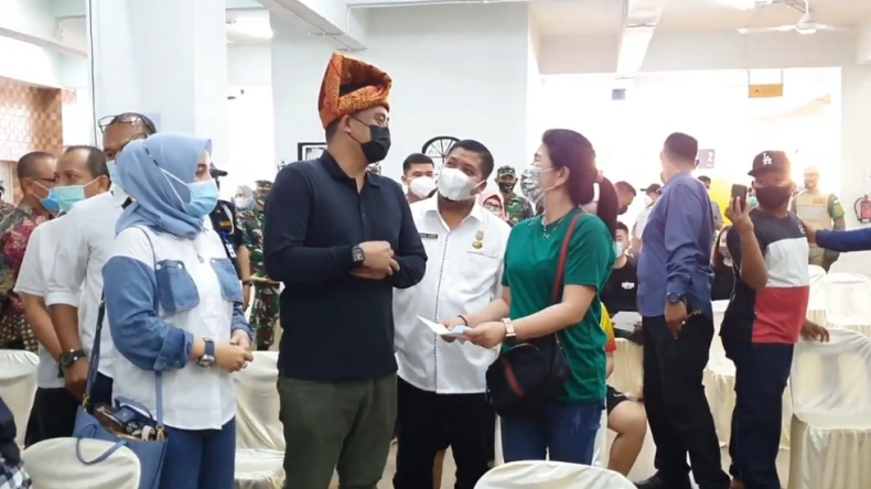 Bobby Nasution Cek Vaksinasi Covid-19 Pedagang Pasar Tradisional di Medan