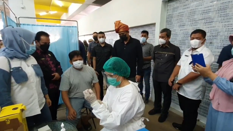 Didampingi Kapolres dan Dandim, Bobby Nasution Pantau Vaksinasi Pedagang Pasar Sei Sikambing