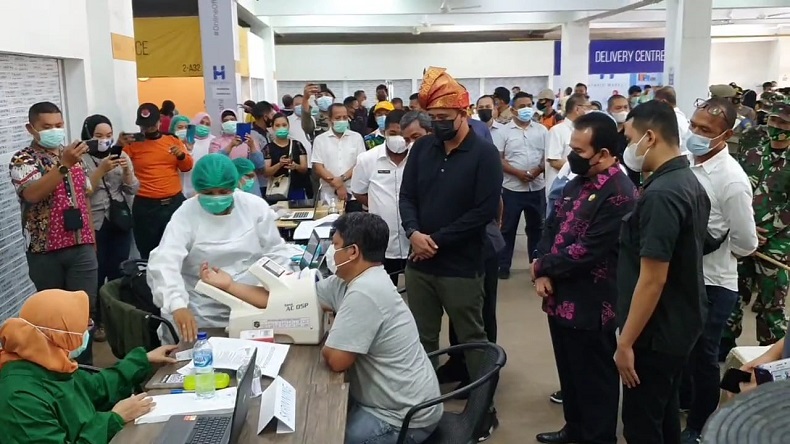 Bobby Nasution Pantau Vaksinasi Sopir Angkutan Umum di Kota Medan