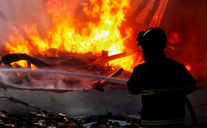 title Rumah Panggung Milik Pensiunan Polisi di Jeneponto Kebakaran Rumah Panggung Milik Pensiunan Polisi di Jeneponto Kebakaran