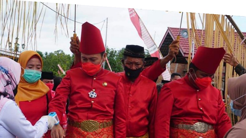 Sehari Pascadilantik,  Bupati Bolsel Disambut secara Adat Mongondow