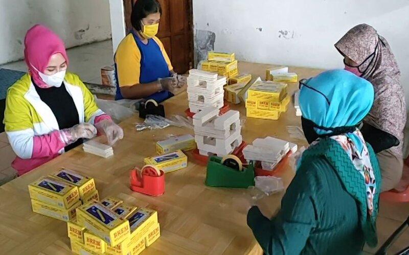 Brem merupakan jajanan khas legendaris dari Madiun, Jawa Timur.