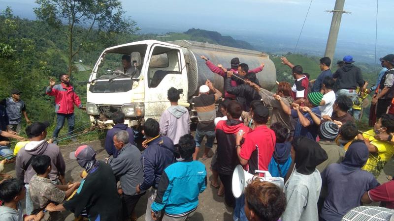 Dramatis, Puluhan Warga Evakuasi Truk Tangki Air Terperosok di Lereng Gunung Lawu