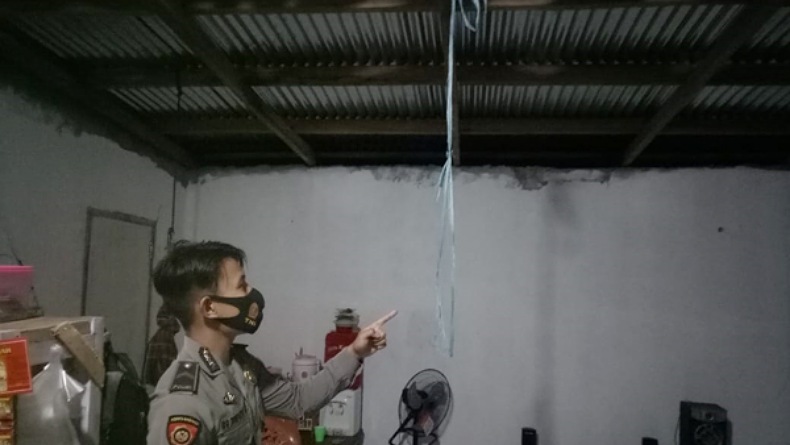 title Istri Pemilik Kios di Bolmong Utara Histeris Lihat Suami Tewas Gantung Diri Istri Pemilik Kios di Bolmong Utara Histeris Lihat Suami Tewas Gantung Diri