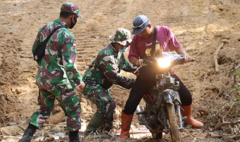 Sigap dan Tanggap, Satgas TMMD Kodim 1206 PSB Bantu Dorong Motor Warga yang Mogok