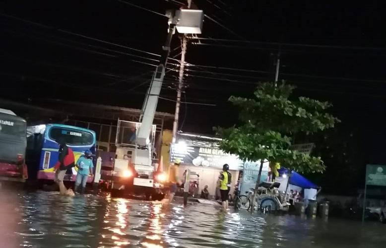 Kisah Pasukan Khusus Berjibaku 24 Jam Menjaga Terang di Tengah Banjir Semarang