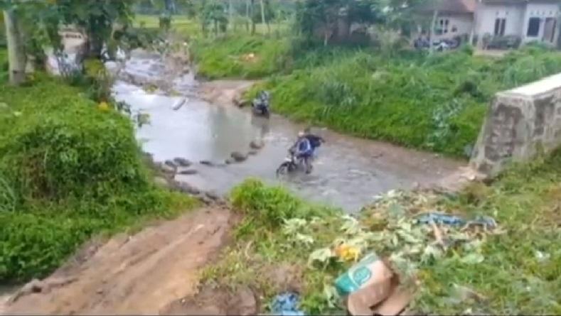 Jembatan Kedaung Rusak karena Truk Terguling, Warga Melintas Terpaksa Seberangi Sungai