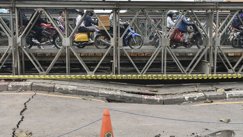 Jalan Ambles, Jembatan Darurat Dibangun di Jalur Pantura untuk Mengurai Kemacetan - Bagian 1