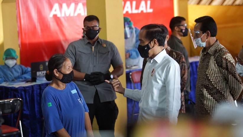 Jokowi Pantau Vaksinasi Covid di Pedagang, Berharap Pariwisata Bergeliat Lagi