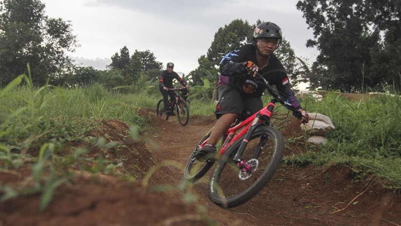 Melatih Kemampuan Bersepeda di Trek Mahoni Bike Park Sawangan - Bagian 2