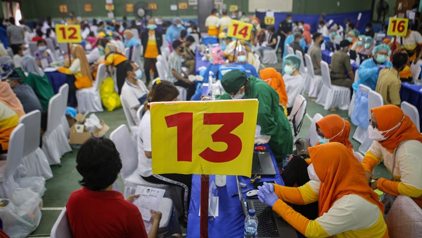 2.100 Pedagang Pasar Anyar Kota Tangerang Disuntik Vaksin Covid-19 - Bagian 1