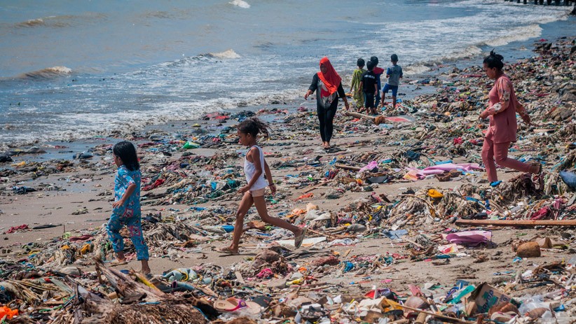 Pantai Labuhan Pandeglang Dipenuhi Sampah, Wisatawan Kesulitan Berjalan - Bagian 1