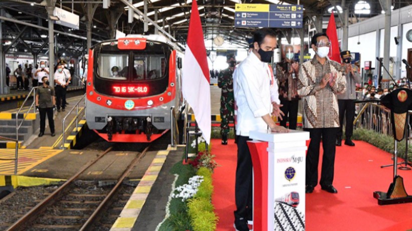 Momen Presiden Jokowi, Ganjar dan Sri Sultan Satu Gerbong Naik KRL Yogyakarta-Solo - Bagian 5