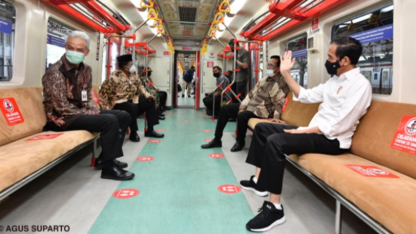 Momen Presiden Jokowi, Ganjar dan Sri Sultan Satu Gerbong Naik KRL Yogyakarta-Solo - Bagian 1