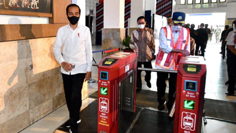 Momen Presiden Jokowi, Ganjar dan Sri Sultan Satu Gerbong Naik KRL Yogyakarta-Solo - Bagian 4