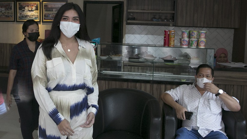 Penampakan Millen Cyrus Diserahkan ke BNN karena Positif Benzo - Bagian 5