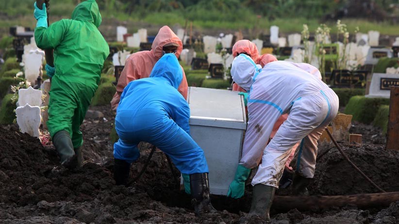Potret Petugas Makam Setahun Jalankan Tugas Bantu Penanganan Jenazah Covid-19 - Bagian 3