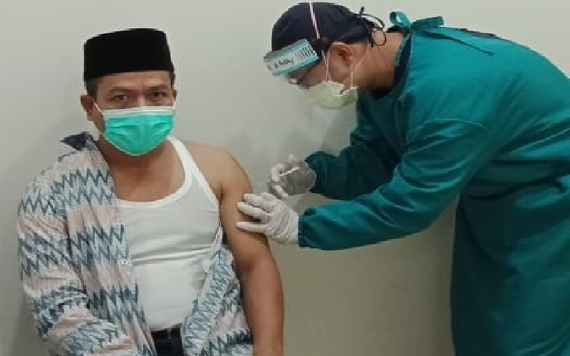 Disuntik Vaksin Covid-19, Bupati Bandung Minta Warga Doakan Kesehatannya