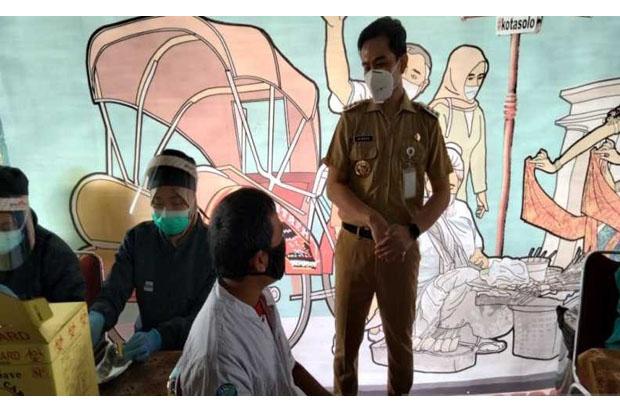 title Kenakan Pakaian Dinas Harian, Gibran Jadi Bahan Guyonan Ganjar Pranowo Kenakan Pakaian Dinas Harian, Gibran Jadi Bahan Guyonan Ganjar Pranowo
