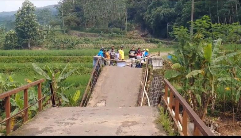 Jembatan Penghubung 3 Kecamatan di Batang Putus, Warga Memutar Sejauh 8 Km