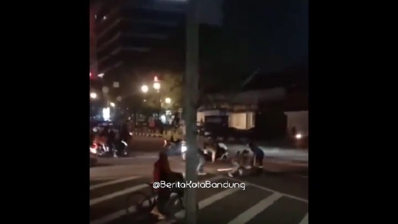 Geger Aksi Pengeroyokan di Simpang Lima Bandung, Korban Sempoyongan Dihantam Helm