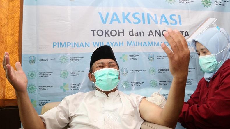 Divaksin Covid-19, Tokoh Muhammadiyah Jatim Ini Berdoa Tengadahkan 2 Tangan