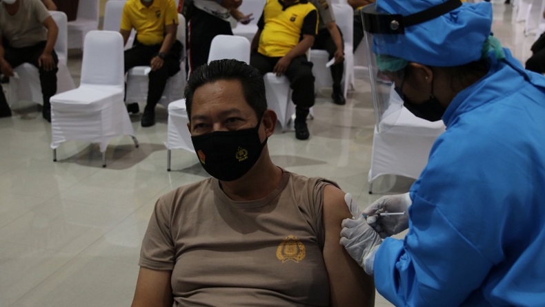 title Pertama Kali Digunakan di DIY, 7.000 Polisi Disuntik Vaksin Covid-19 AstraZeneca Pertama Kali Digunakan di DIY, 7.000 Polisi Disuntik Vaksin Covid-19 AstraZeneca