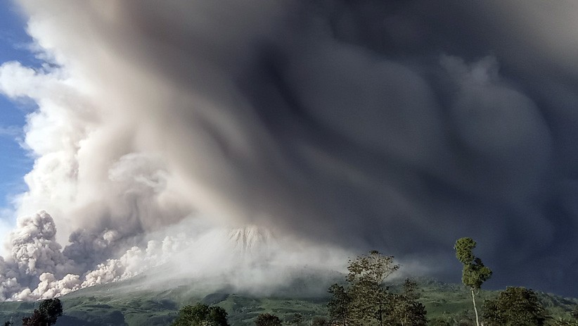 Penampakan Gunung Sinabung Erupsi Keluarkan Abu Vulkanik Setinggi 5.000 Meter - Bagian 3