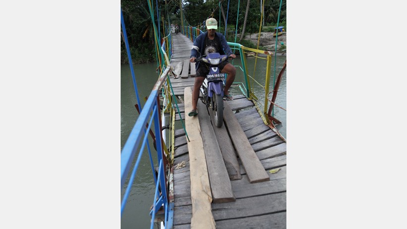 Jembatan Penghubung Dua Desa di Kolaka Utara Rusak - Bagian 2