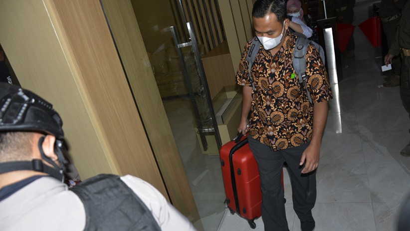 KPK Geledah Kantor PUTR Sulsel, Cari Bukti Dugaan Suap Nurdin Abdullah - Bagian 2
