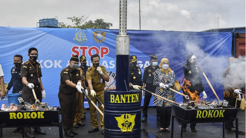 Puluhan Ribu Miras Impor Dimusnahkan di Bekasi - Bagian 3