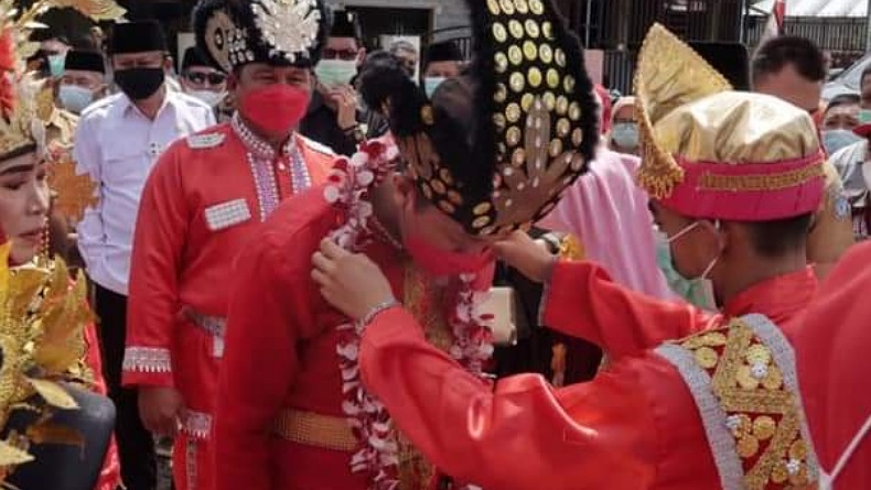 Tegaskan Makna Kepemimpinan, Bupati Bolsel Disambut Adat Gorontalo, Disematkan Ti Eyanggu