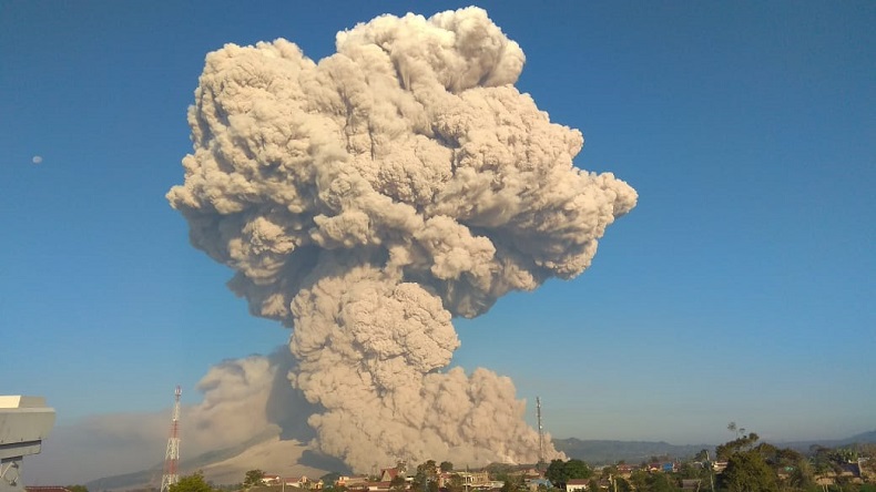 Gunung Sinabung Erupsi Munculkan Kolom Abu Setinggi 5.000 Meter
