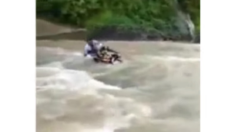 Viral Video 2 Guru di Sukabumi Nekat Bertaruh Nyawa Terobos Sungai Cikidang