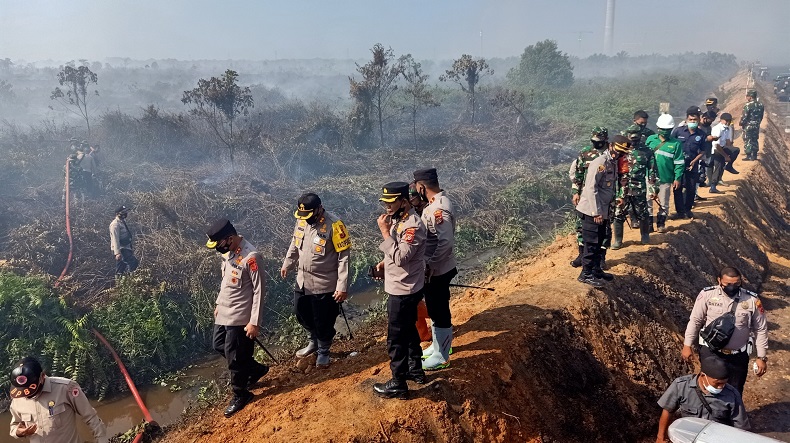 title Karhutla Gambut di Aceh, Kapolda Tinjau Lokasi Kebakaran di Aceh Barat dan Nagan Raya Karhutla Gambut di Aceh, Kapolda Tinjau Lokasi Kebakaran di Aceh Barat dan Nagan Raya