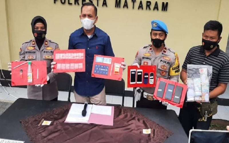 title Dikenal Lincah, Emak-Emak Bandar Sabu di Mataram Kabur saat Ditangkap Dikenal Lincah, Emak-Emak Bandar Sabu di Mataram Kabur saat Ditangkap