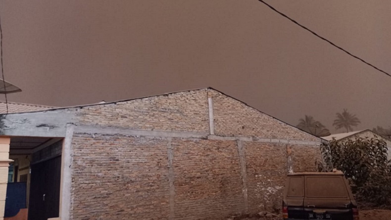 Gunung Sinabung Erupsi, Kecamatan Tiganderket Dilanda Hujan Abu Bercampur Pasir