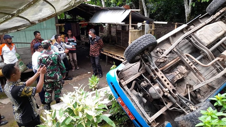 Mobil Patwal Dishub Sikka Terbalik saat Kawal Bupati Buka TMMD