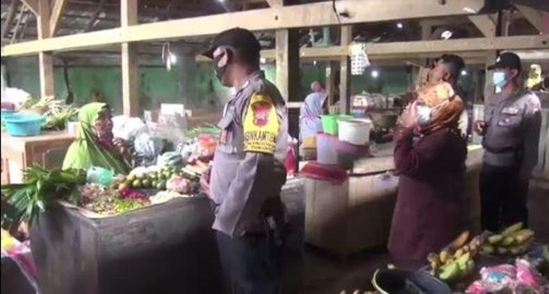 Masuk Pasar Kupu Tegal, Polisi Bujuk Pedagang agar Mau Divaksin Covid-19
