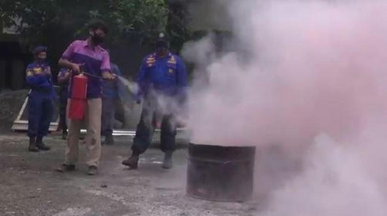 title Puluhan Siswa SMK di Kota Tegal Ikuti Simulasi Pemadaman Kebakaran Puluhan Siswa SMK di Kota Tegal Ikuti Simulasi Pemadaman Kebakaran