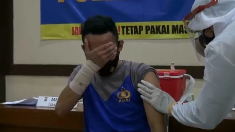 Anggota Polres Subang Tegang dan Girang Disuntik Vaksin Covid-19