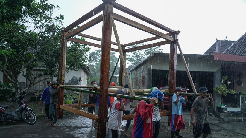 Tradisi Memindahkan Rumah Panggung Kayu Warga Wedomartani Sleman - Bagian 2