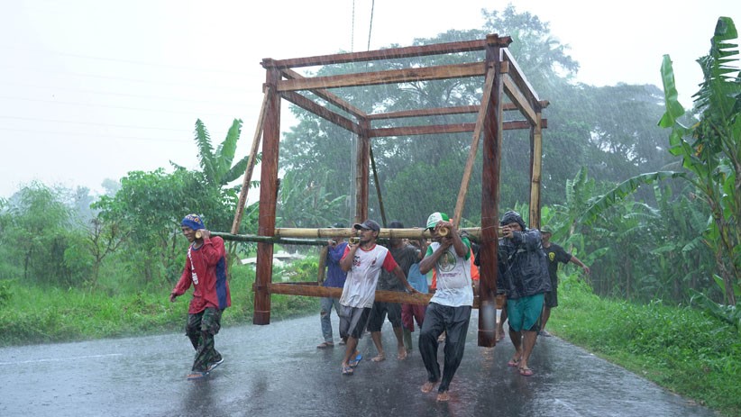 Tradisi Memindahkan Rumah Panggung Kayu Warga Wedomartani Sleman - Bagian 1